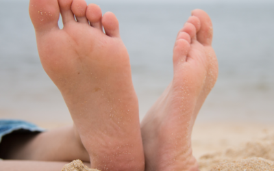 Pies en verano: los errores más comunes que acaban en consulta (y cómo evitarlos)