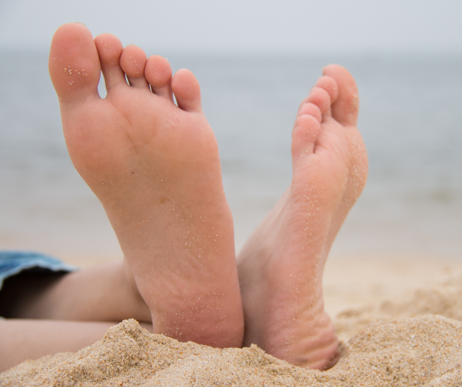El verano también pasa factura a tus pies: protégelos del sol, la arena y la deshidratación.